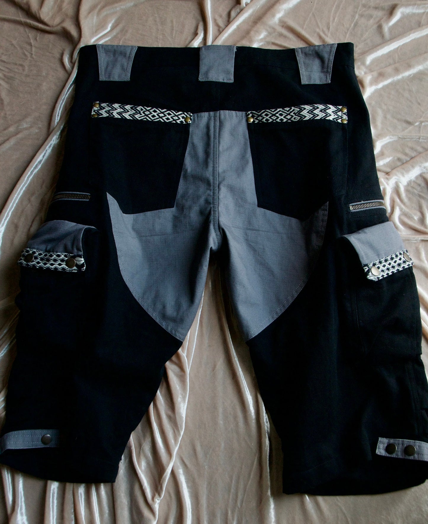 PIKARO cotton canvas cargo shorts~Noir